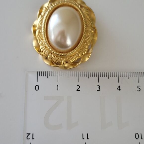 Brooch Vintage Matte Gold Tone Faux Pearl Oval Brooch #0174 - Picture 7 of 10
